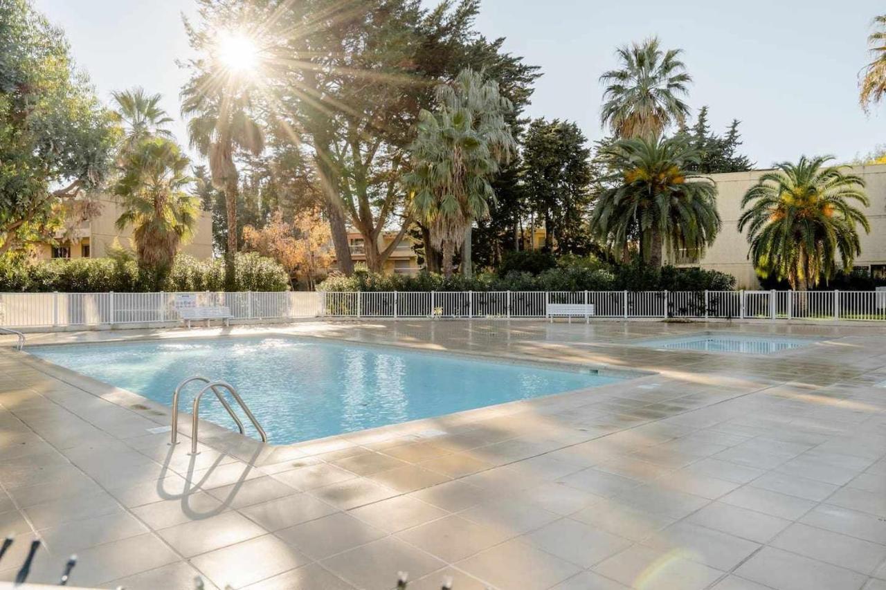 Spacious Apartment At A 5 Min Walk From The Beach อองทีบส์ ภายนอก รูปภาพ