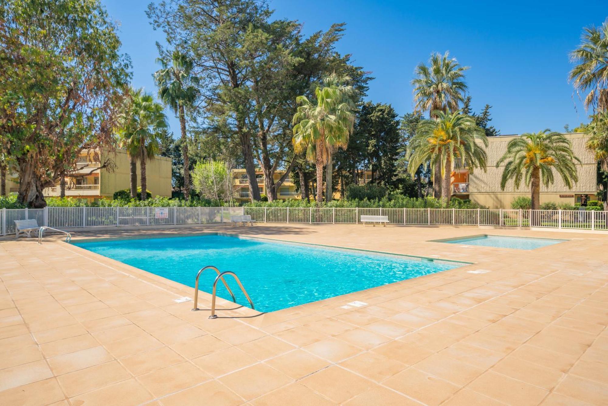 Spacious Apartment At A 5 Min Walk From The Beach อองทีบส์ ภายนอก รูปภาพ