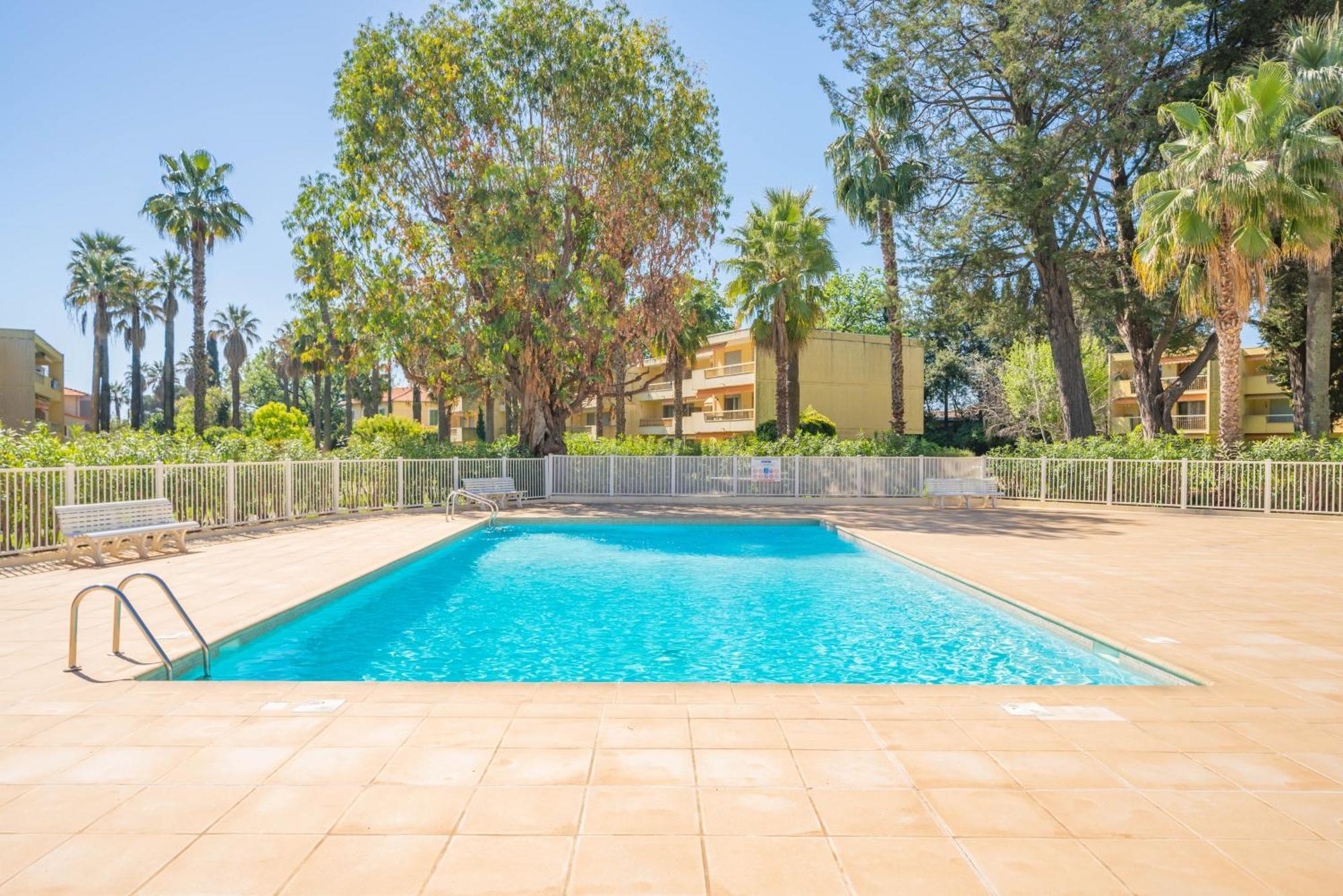 Spacious Apartment At A 5 Min Walk From The Beach อองทีบส์ ภายนอก รูปภาพ